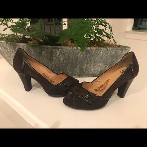Born Sofft suede heels Size 6